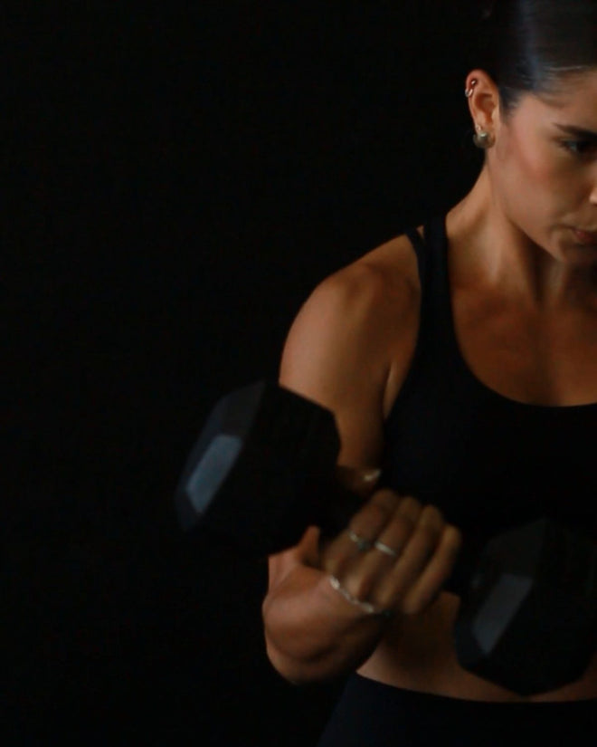 Atleta entrenando fuerza con mancuerna