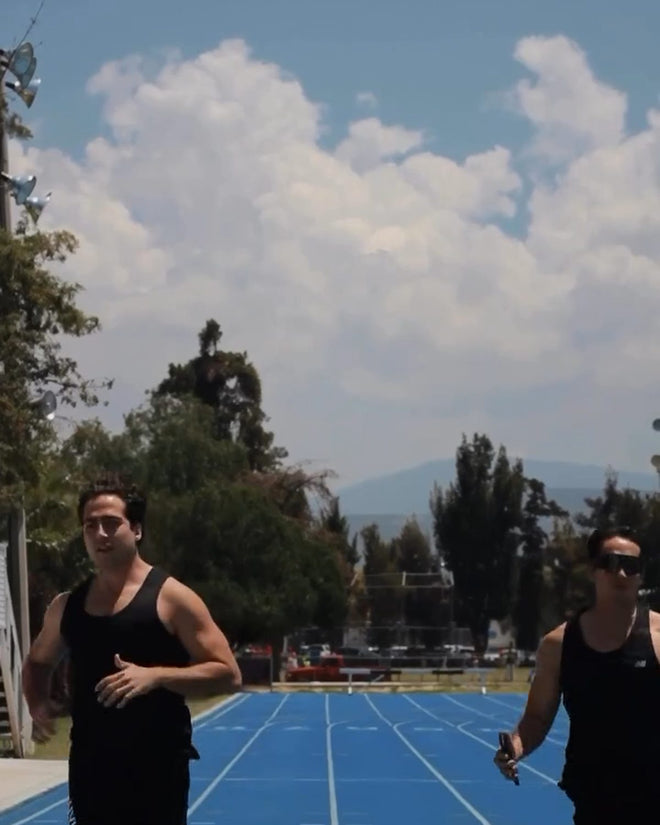 Corredores entrenando en una pista de atletismo