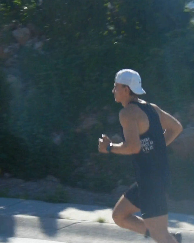 Corredor entrenando en carretera