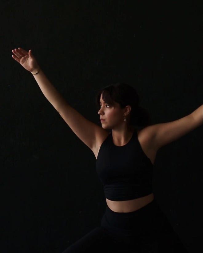 Practicante de yoga en postura de guerrero