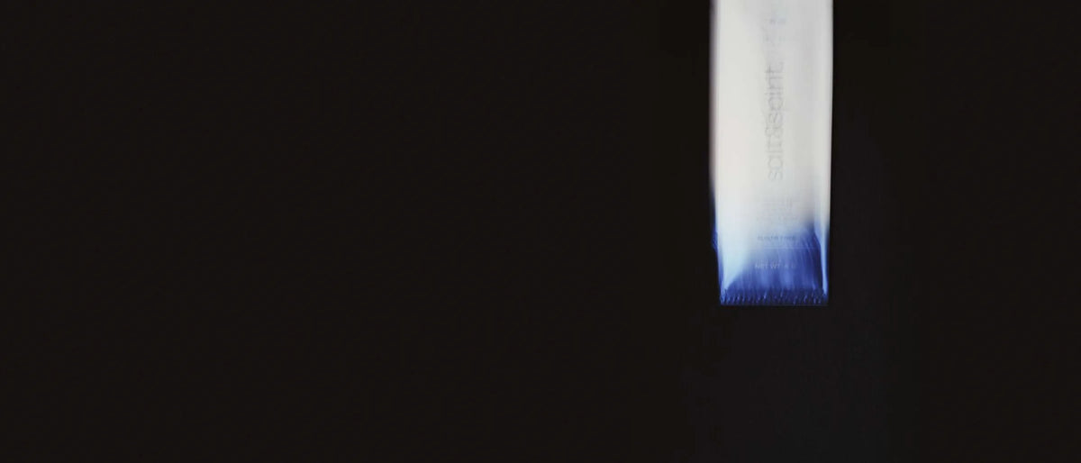 Sobre Pure Blue de salt&spirit. en movimiento sobre fondo negro