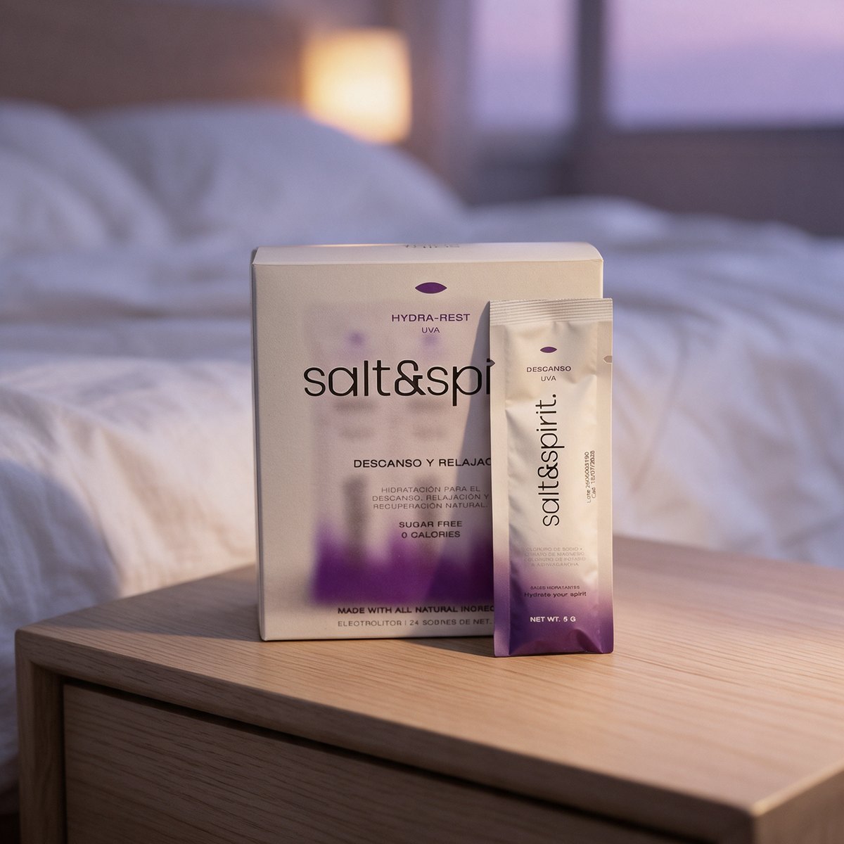 Caja y sobre Hydra-Rest de salt&spirit. en un buró de noche