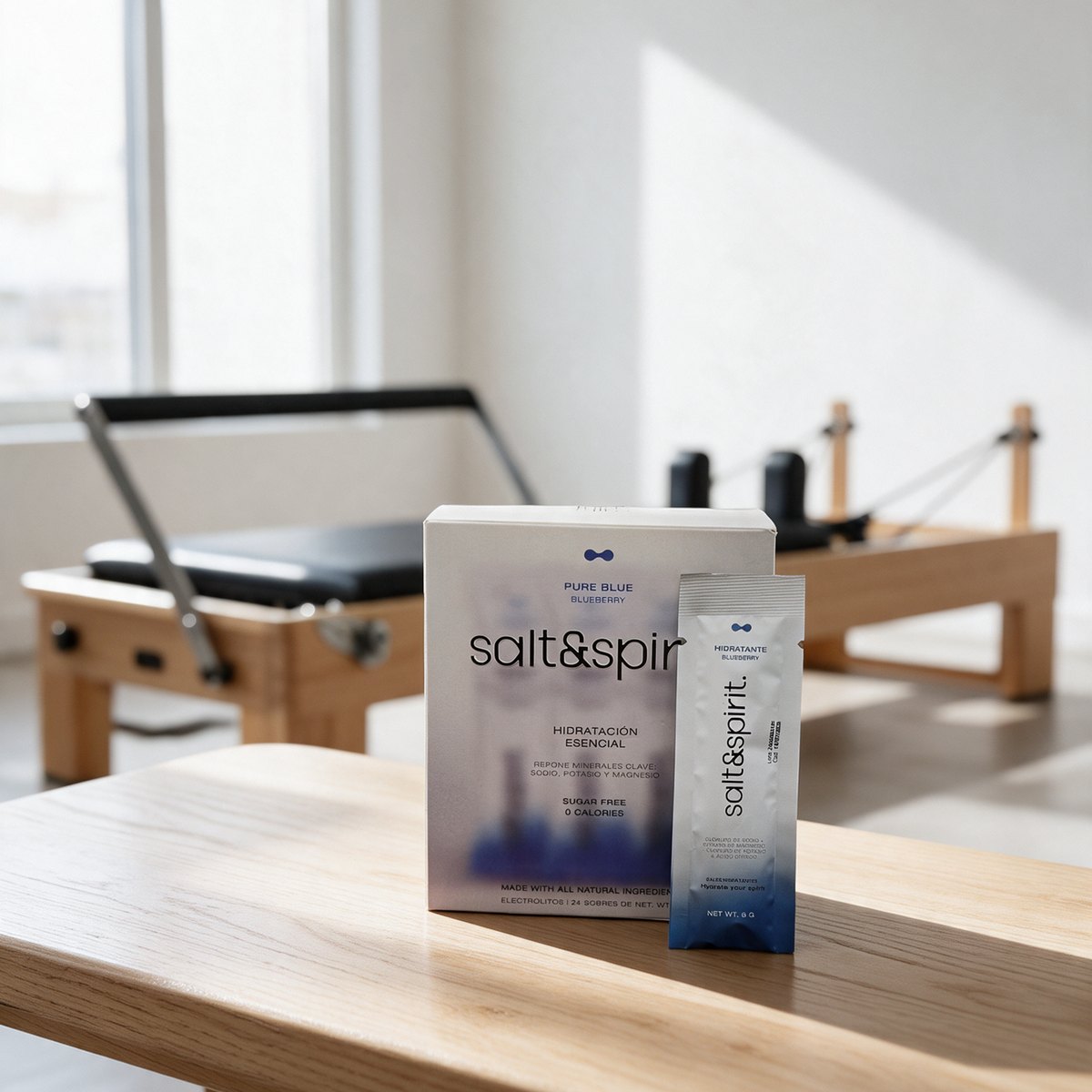 Caja y sobre Pure Blue de salt&spirit. en un estudio de pilates